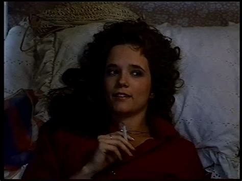 does lea thompson smoke