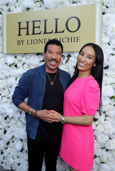does lionel richie have a girlfriend