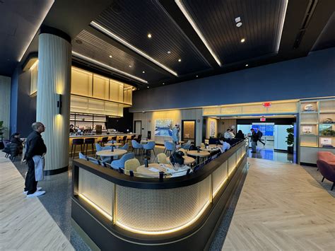 does nashville airport have a chase sapphire lounge