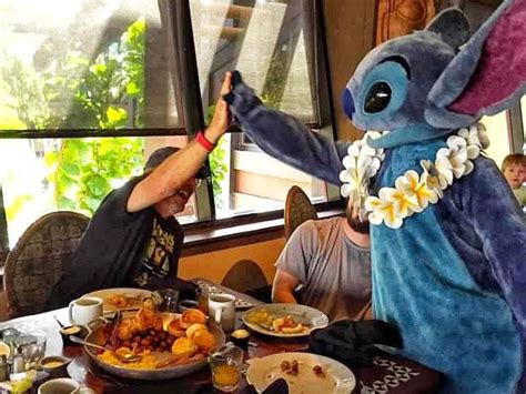 does ohana have characters at dinner