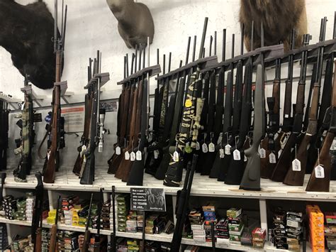 does sportsmans warehouse sell handguns