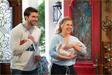 does stephanie have a baby in fuller house