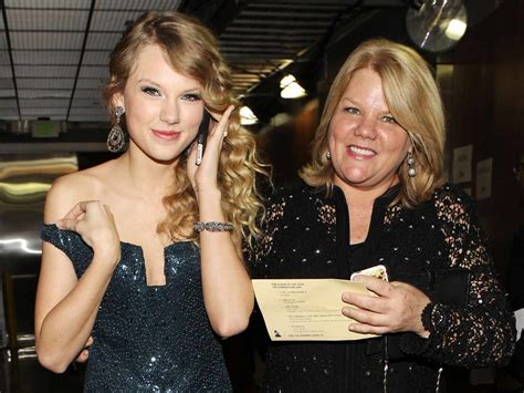 does taylor swift look like her mom or dad
