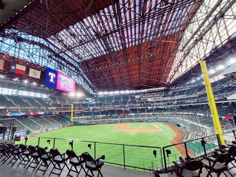 does texas rangers stadium have a roof