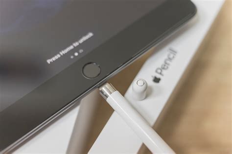 does the apple pencil 1st gen charge wirelessly