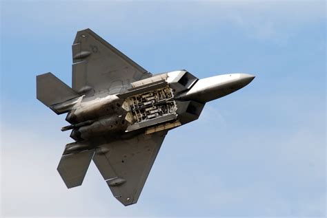 does the f22 raptor have a gun