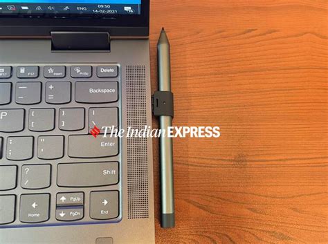 does the lenovo yoga 7i come with a pen