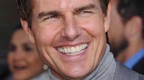 does tom cruise have 3 front teeth