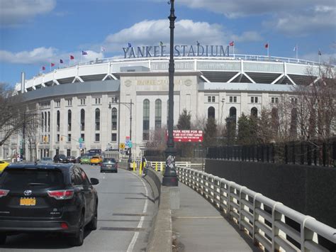 does yankee stadium have parking