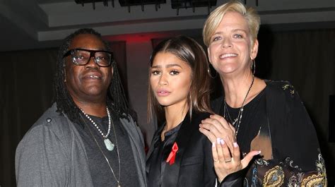 does zendaya live with her parents
