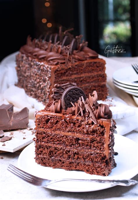 Double Layer Chocolate Fudge Cake