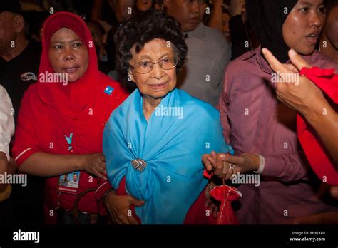 dr mahathir mohamad wife
