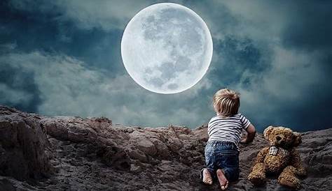 Demi de lune image stock. Image du fermer, lune, lueur - 6991377