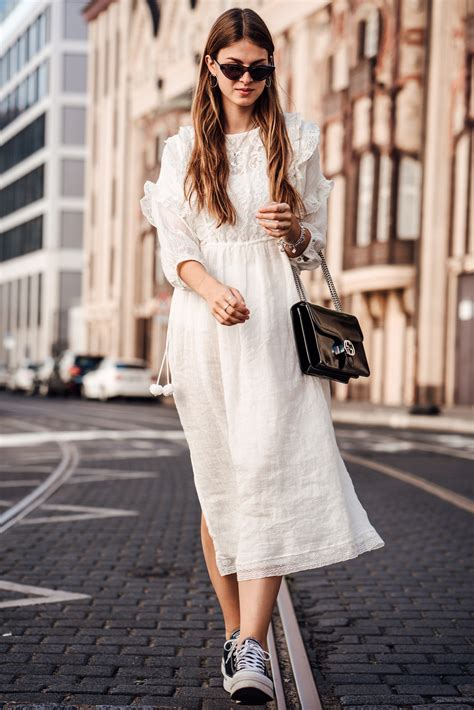What Dresses To Wear With White Sneakers 2022
