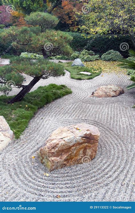 Important Things to Consider in Creating Dry Garden Design at Home