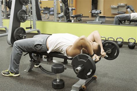 Maximize Triceps Growth with Dumbbell Decline Bench Skullcrushers: Your Ultimate Guide