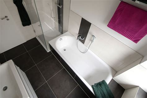 2017 Helles & modernes Badezimmer mit Dusche hinter der Badewanne Fliesenleger Robert Müller