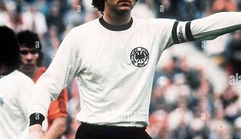 Franz Beckenbauer Defender | Franz beckenbauer, Best football players