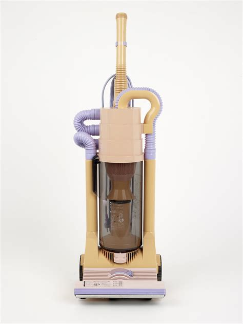 dyson bagless vacuum cleaner history