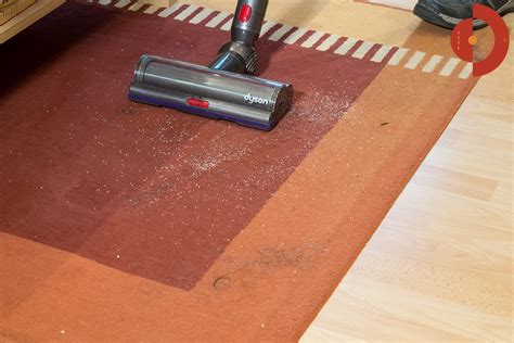 DysonV11AbsoluteTestVinylsaugen Akku und RoboterStaubsauger