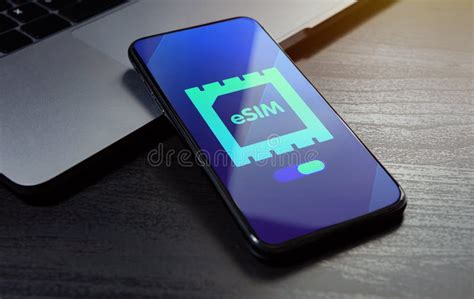 Ilustrasi ponsel yang menampilkan teknologi eSIM