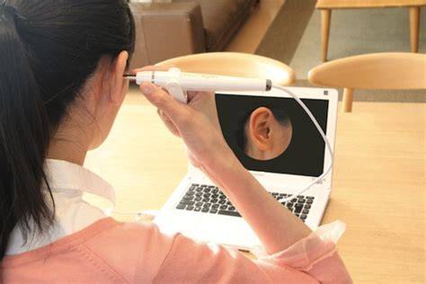 イヤースコープを使用した専門的な耳掃除の様子