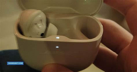 Persiapan charging case dan earbuds sebelum reset