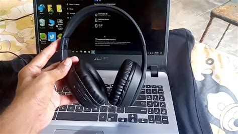 earphone connect to laptop