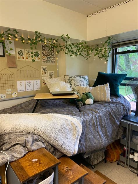 Urban earthy blush + navy dorm room decor inspiration College dorm
