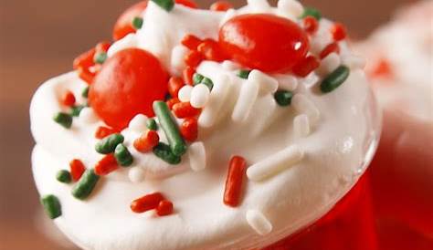 A roundup of 16 jello shots for Christmas -- Christmas party food!