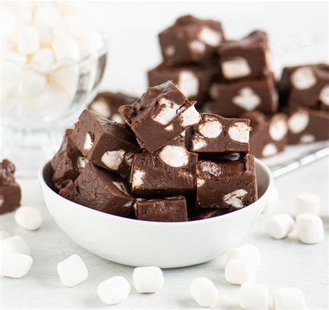 Easy Chocolate Fudge With Mini Marshmallows