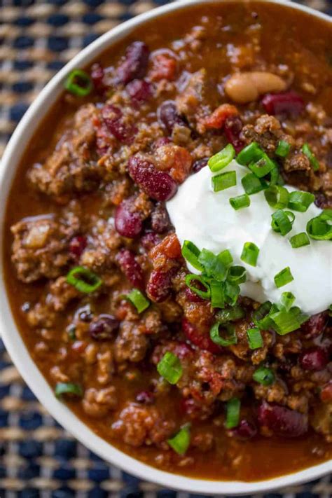 An easy crockpot chili recipe with Ground Beef, beans, tomato sauce, and the best… Slow cooker