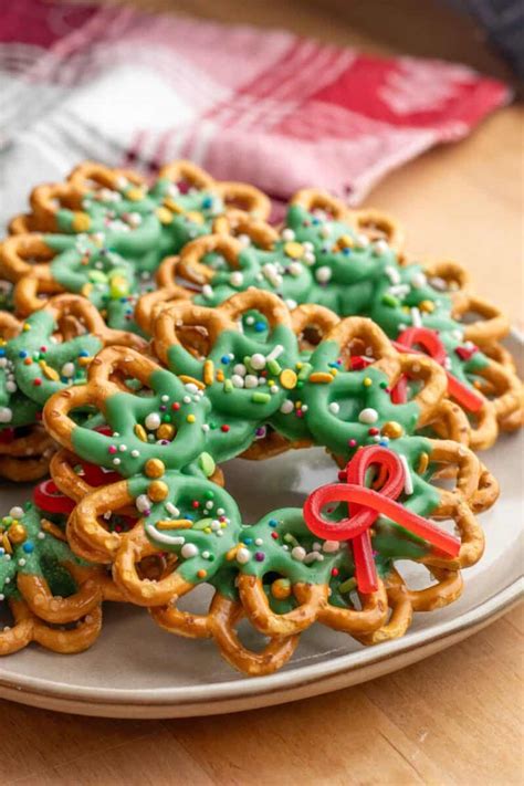 Easy Pretzel Wreaths