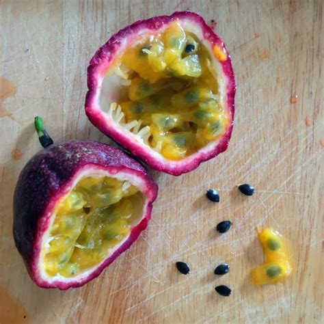 eating passion fruit seeds