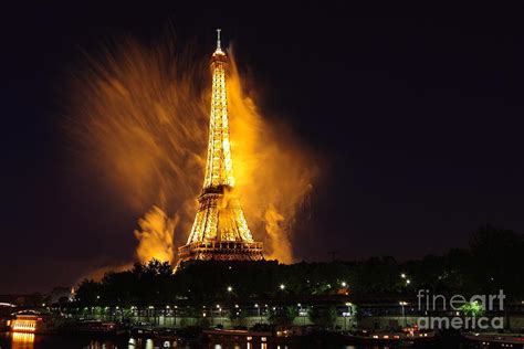 eiffel tower caught fire