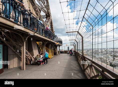 eiffel tower viewing deck hours