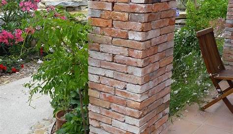 Un pilier de brique rouge photo stock. Image du maison