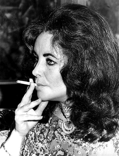 elizabeth taylor smoking cigarettes