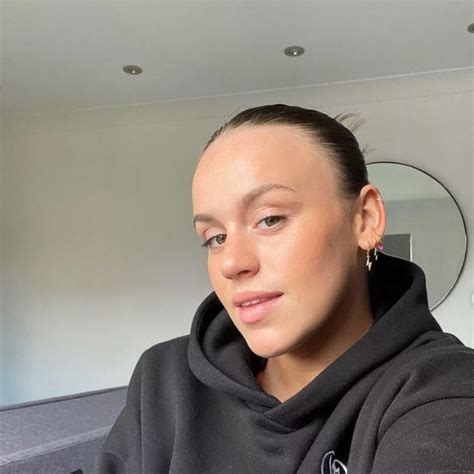 5 Facts Ellie Brooke