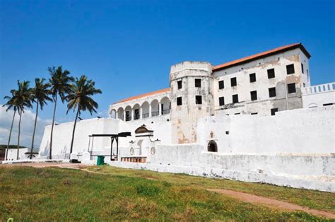 elmina castle was built in which year