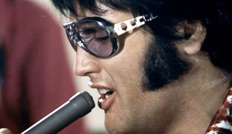 ELVIS LIVE ON STAGE IN 1971 | Elvis in concert, Elvis jumpsuits, Elvis