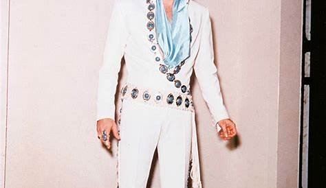 21 Photographs - January 16, 1971 - Elvis Presley Attends The Press