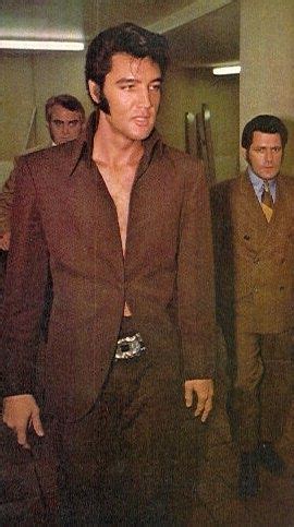 Looking debonair in his suit Elvis, Elvis presley, Young elvis
