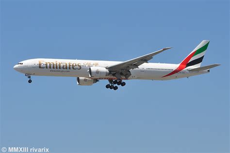 emirates ek215 flight status