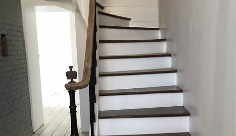 Escalier ancien en bois foncé entièrement repeint en blanc