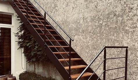 Escalier extérieur noir, marche en tôles aluminium damier