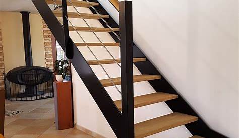 Escalier quart tournant haut en métal et en bois avec