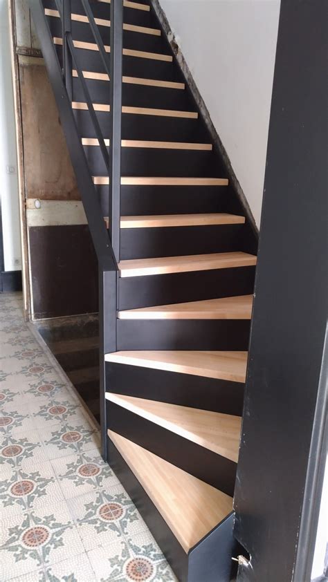 Escalier noir et bois moderne en quelques designs splendides