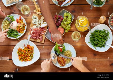 Familie am Tisch essen Kuchen Stockfotografie Alamy
