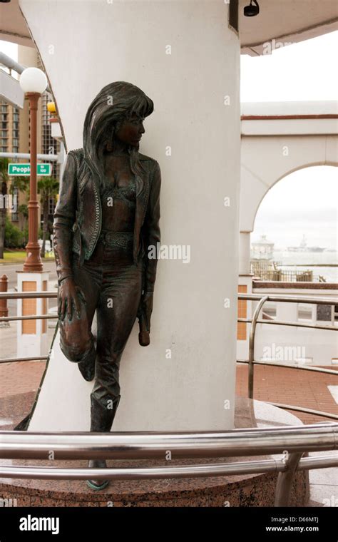 estatua de selena quintanilla